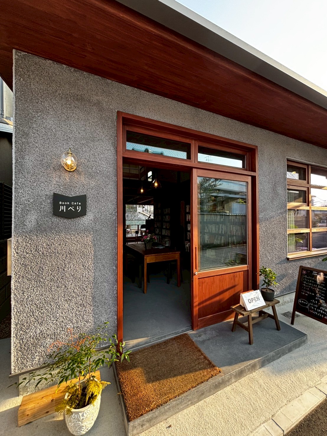 Book Cafe 川べり 外観